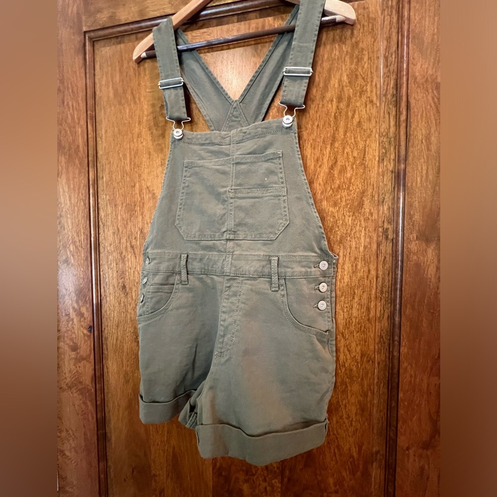 NWOT never worn green overall shorts. Size M
